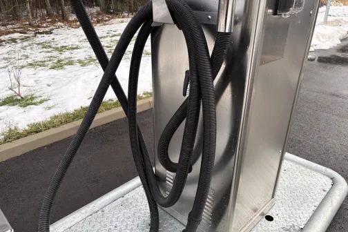 Metāla konstrukcija ar karvju aprīkojumu, aukstas ziemas diena.