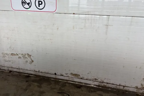 Netīra automazgātavas siena ar zīmēm.