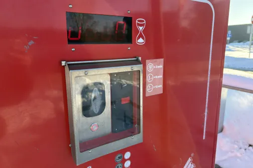 Sarkanās pa&scaron;apkalpo&scaron;anās automazgātavas maksā&scaron;anas automāts ar displeju.