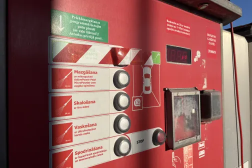 Automazgātuves maksājumu panelis ar četriem režīmiem un displeju.