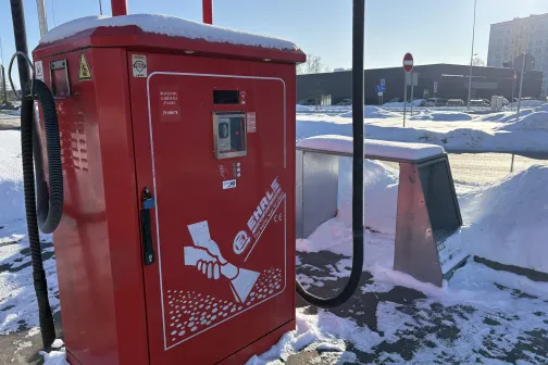 Sarkans putekļusūcēja automāts sniegotā automazgātavā.