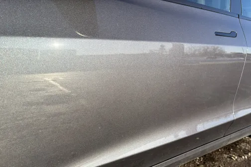 Automa&scaron;īnas durvis ar atspulgu saulē.