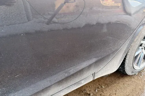 Netīra automa&scaron;īnas sānu virsma ar sāļiem.