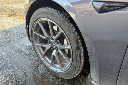 Pelēka automa&scaron;īna ar tīru priek&scaron;ējo riteni.