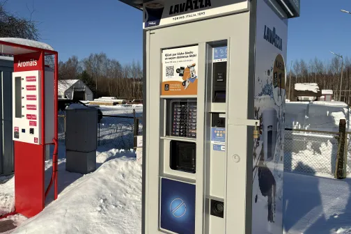 Automātu rinda ziemas laikā pie auto mazgātavas.