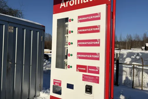 Aromātu automāts skaidrā, sniegotā ziemas dienā.