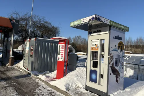 Automa&scaron;īnu mazgātuves kafijas automāta kiosks sniegotā dienā.