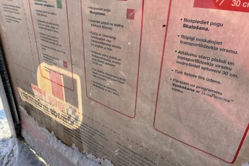 Plakāts ar mazgā&scaron;anas instrukcijām un sarkanu grafiku.