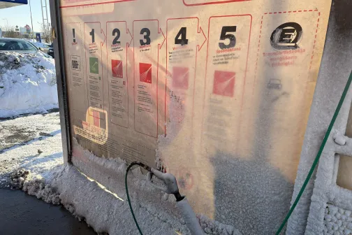 Sniegā pārklāts automazgātavas instrukciju panelis.