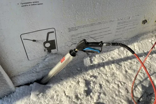 Augsta spiediena mazgā&scaron;anas pistole putekļainā vietā.