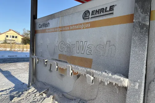 Sniegots automazgātuves stends saulainā dienā.