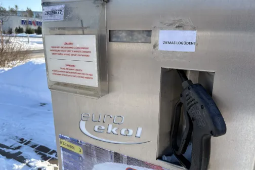 Maksājumu automāts ar augstspiediena mazgā&scaron;anas ierīci pie automazgātavas.