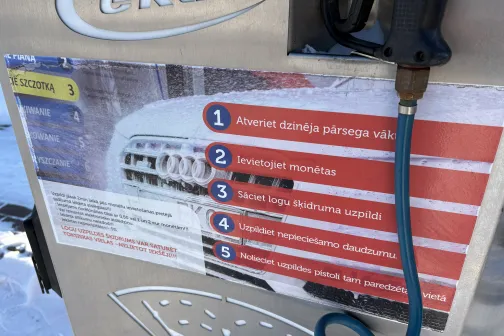 Automazgātavas instrukcijas ar ūdens &scaron;ļūteni līdzās.