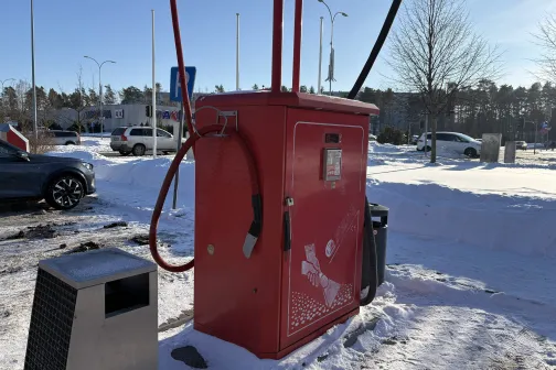 Sarkans putekļsūcējs pie automazgātavas ziemā.