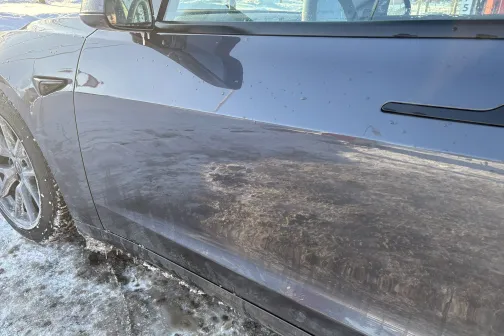 Auto durvis ar ziemas sāls un dubļu nosēdumiem.