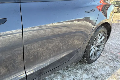 Netīras automa&scaron;īnas sānu durvis ar putekļiem un dubļiem.