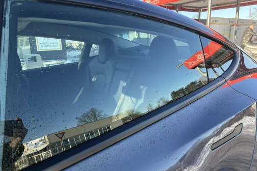 Auto logs priek&scaron; tīrī&scaron;anas, fons ar automazgātavu.