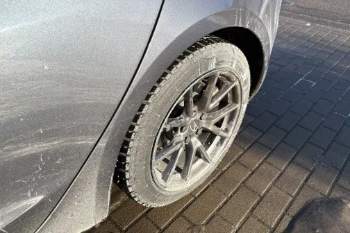 Netīra automa&scaron;īnas aizmugurējā riepa uz bruģēta ceļa.