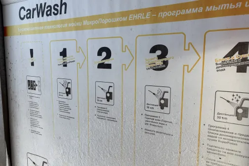 Automazgātavas instrukciju plāksne ar numurētām darbībām.