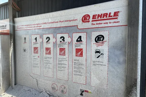 Sienas instrukcijas pa&scaron;apkalpo&scaron;anās automazgātavā ar EHRLE logotipu.