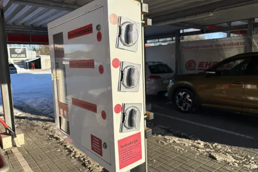 Automazgātavas automāts ar pogām saulainā ziemas dienā.