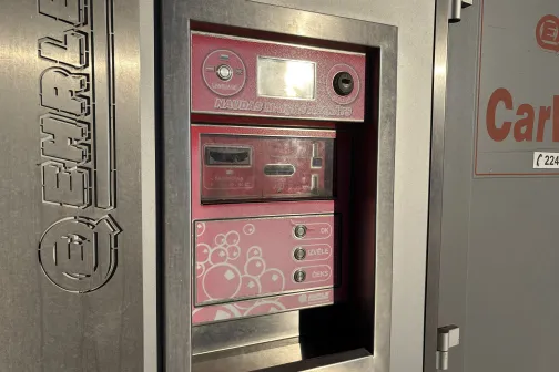 Automazgātuves maksājumu automāts ar rozā paneli.