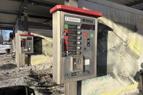 Automazgātavas maksājumu automāts saulainā ziemas dienā.