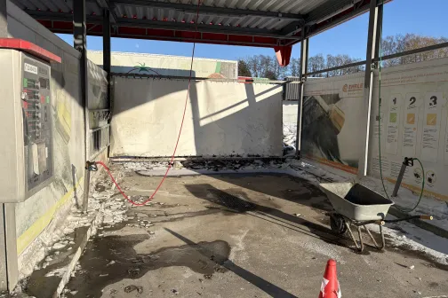 Tuk&scaron;s automazgātavas stends ar ratiem un sarkanu konusu.