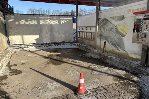 Automa&scaron;īnu mazgātava ziemā, redzams aprīkojums un brīdinājuma konuss.