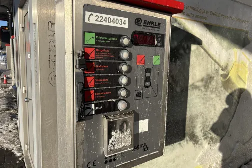 Automazgātuves vadības panelis ar sarkanām un zaļām pogām.