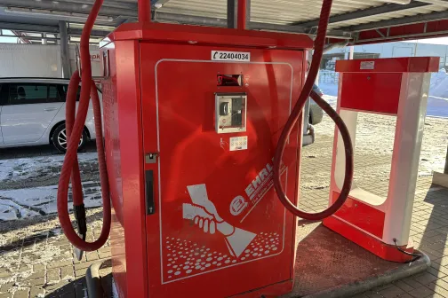 Sarkanā putekļu sūcēja iekārta automazgātuvē.