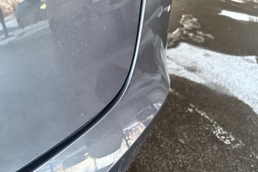 Pelēka automa&scaron;īnas stūra daļa, mazgā&scaron;anas pēdas uz asfalta.