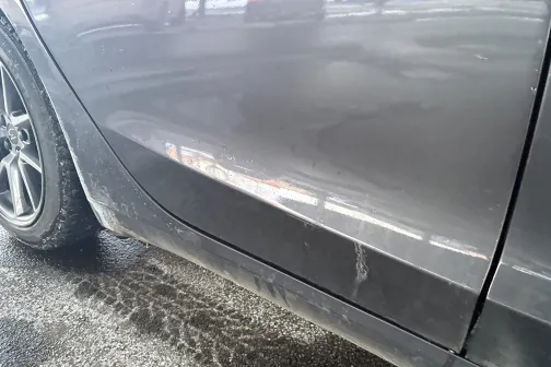 Netīrs pelēkas automa&scaron;īnas sāns gaidījumā uz mazgā&scaron;anu.