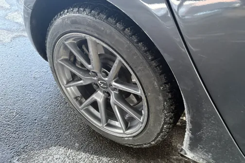 Auto aizmugurējais ritenis ar metāla disku.