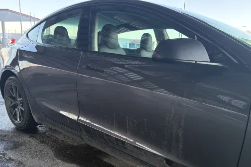 Netīrs auto nomazgā&scaron;anas stacijā, tum&scaron;a krāsa.