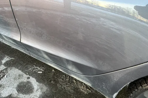 Netīrs automa&scaron;īnas sāns stāvvietā.