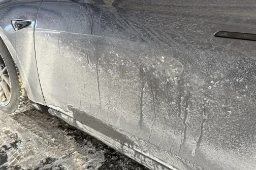 Netīras automa&scaron;īnas sāns ar sāls un dubļu traipiem.