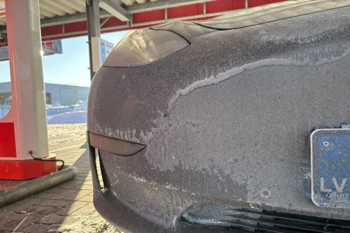 Ledus klāta automa&scaron;īnas priek&scaron;puse zem nojumes carwash zonā.