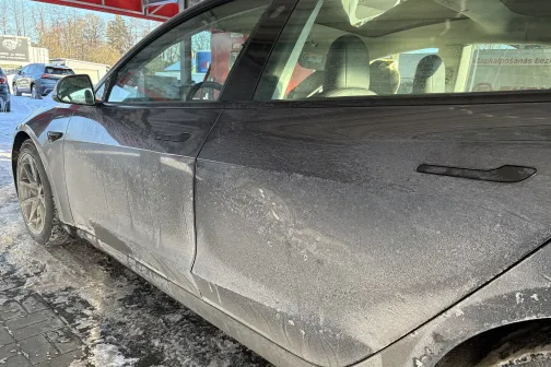 Netīrs automobilis pie pa&scaron;apkalpo&scaron;anās automazgātavas.