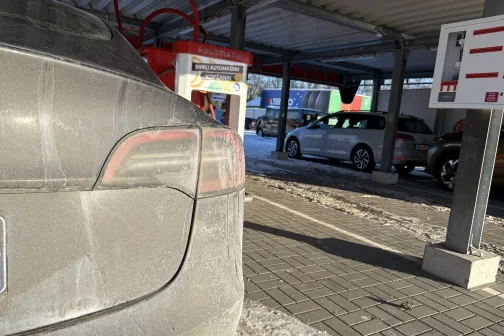 Putekļains auto stāvlaukumā pie automazgātuves.