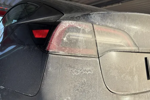 Netīras automa&scaron;īnas aizmugure ar dubļiem uz luktura.