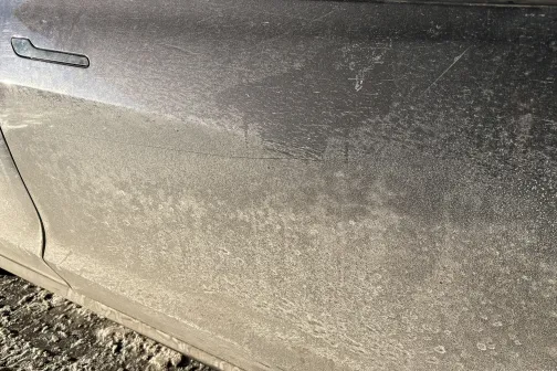 Netīrs automa&scaron;īnas sāns ar dubļainiem traipiem.