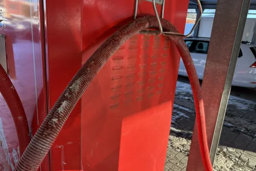 Sarkana &scaron;ļūtene pie automazgātavas aprīkojuma.