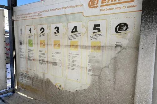 Plakāts ar 5 soļiem auto mazgā&scaron;anai, nolietots, ar norādēm.