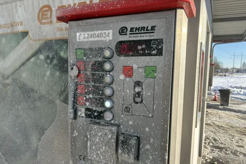 Automazgātavas maksājumu automāts, apsnidzis ziemas laikā.
