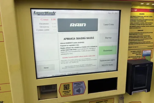 Automazgātavas ekrāns ar maksājumu un izvēles iespējām, dzeltenā rāmī.