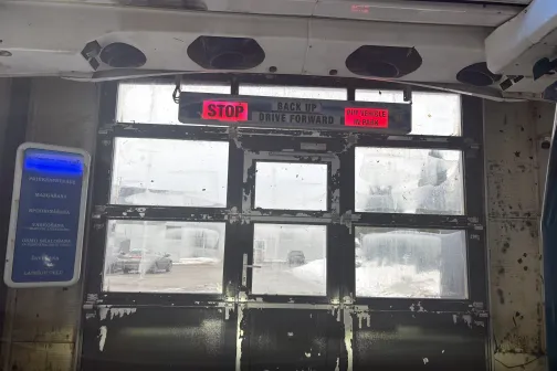 Automa&scaron;īnu mazgātuves durvis ar zīmēm "Stop" un "Wait".