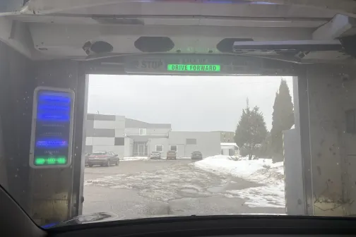 Automazgātuves izeja ar sniegotu ainavu.