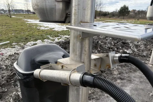 Metāla rāmis ar pievienotām vakuuma &scaron;ļūtenēm automazgātavā.