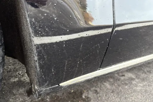 Netīrs melns auto sāns, nepiecie&scaron;ama mazgā&scaron;ana.